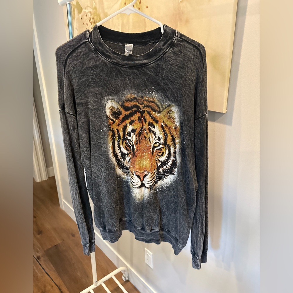 Love Vintage Tiger Graphic Sweatshirt